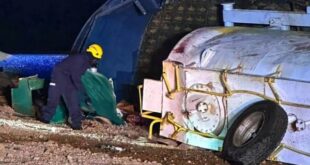 مواطنان عُمانيان يلقيان مصرعهما إثر حادث تدهور صهريج مواد كيميائية في ولاية أدم