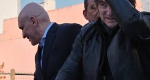 متظاهرون يهاجمون الرئيس الأرجنتيني بالحجارة خلال حملته الانتخابية