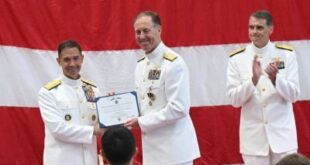 الأسطول الخامس يشهد تسلّم وتسليم القيادة في «الدعم البحري» الأمريكية بالبحرين