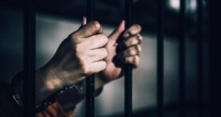 حبس متهم احتياطياً لسرقته عدداً من المحلات التجارية بمحافظة العاصمة