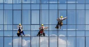 تأرجحوا في الهواء لأكثر من ساعتين.. الرياح تعصف بعمّال تنظيف واجهات في إسطنبول