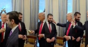 ترامب يعطّر الرئيس أحمد الشرع ويهديه زجاجة من العطر نفسه