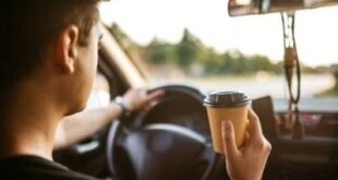 خبراء يحذرون من الإفراط في شرب القهوة أثناء القيادة