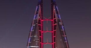 مباني المنامة تتشح باللونين العنابي والأبيض احتفاءً بالعيد الوطني القطري