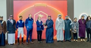 وزير الإعلام يتوّج الفائز بسباق كأس العيد الوطني لسباق الخيل