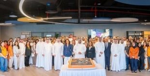 وزير المالية يجتمع مع مجلس إدارة وموظفي "ممتلكات" احتفالاً بفوز "مكلارين"