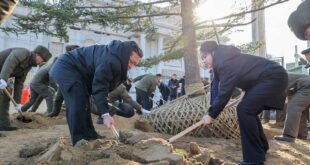 كيم يغرس شجرة في حديقة متحف جنود بلاده المشاركين في تحرير مقاطعة كورسك الروسية (صور)