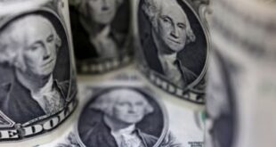 الدولار يتراجع قبل صدور بيانات أمريكية