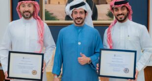 خالد بن حمد يستقبل فريق السباحة الذي خاض تحدي سموه لمسافة 44.5 كيلومتر